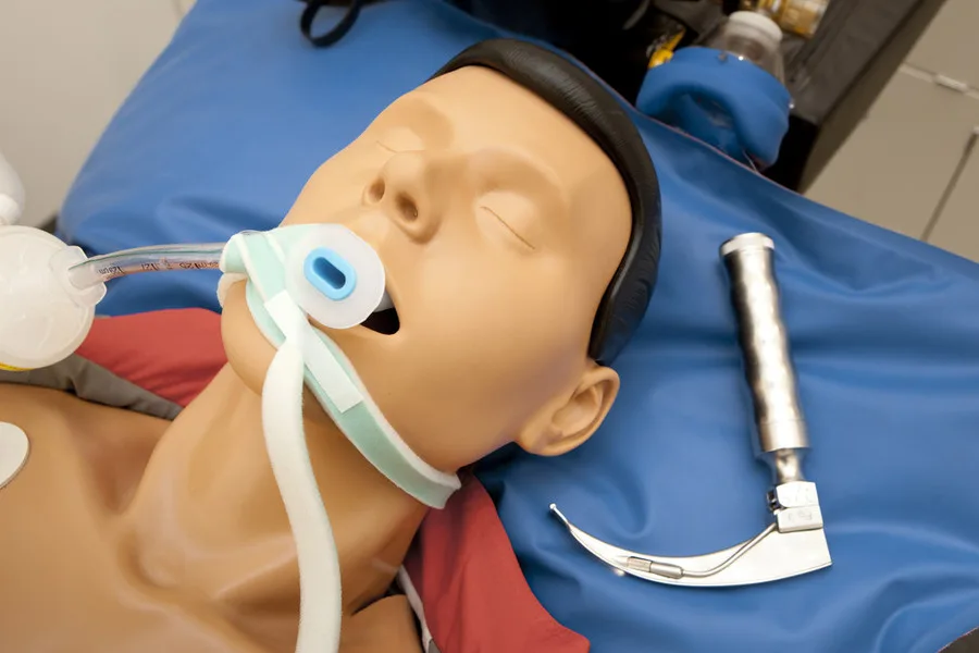 Atemwegssicherung an einer Übungspuppe mit Laryngoskop