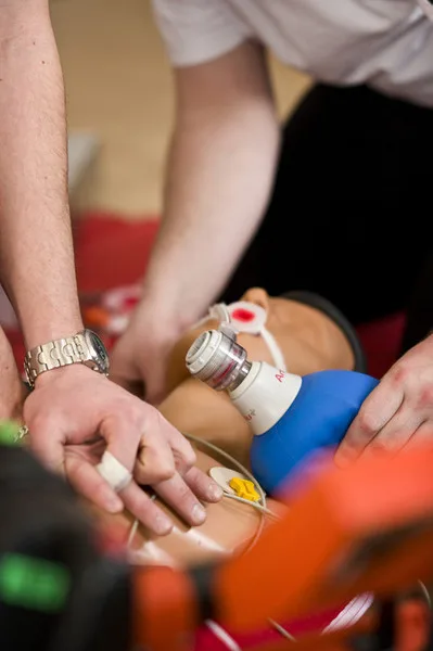 Medizinisches Gerät im Einsatz während einer Schulung