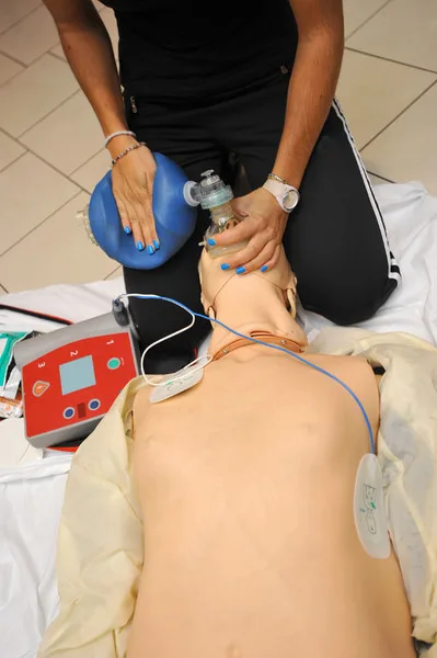 Beatmung und angeschlossener Defibrillator bei einer Übung
