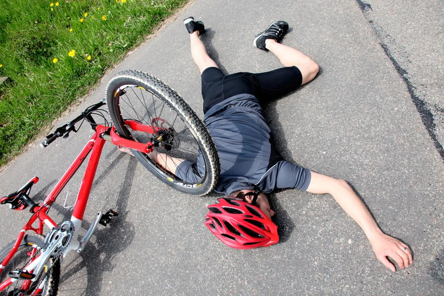 Verunglückter Radfahrer auf der Straße — typische Notfallsituation im Straßenverkehr